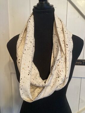 Women’s  Linen Off White and Speckled Scarf.